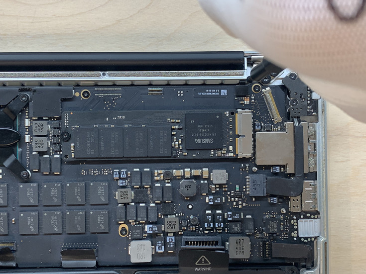 Закручиваем винты петель матрицы в MacBook Pro Retina 2014