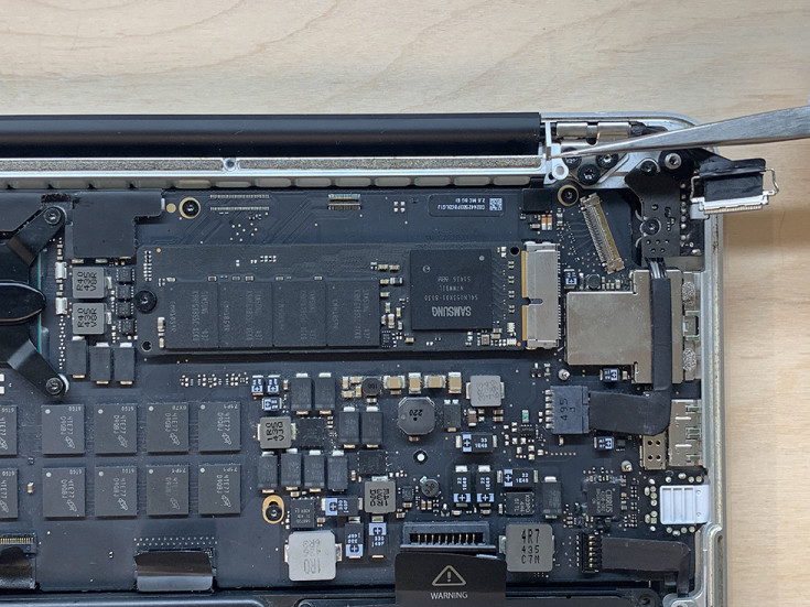 Закручиваем винты пластикового держателя матрицы в MacBook Pro Retina 2014