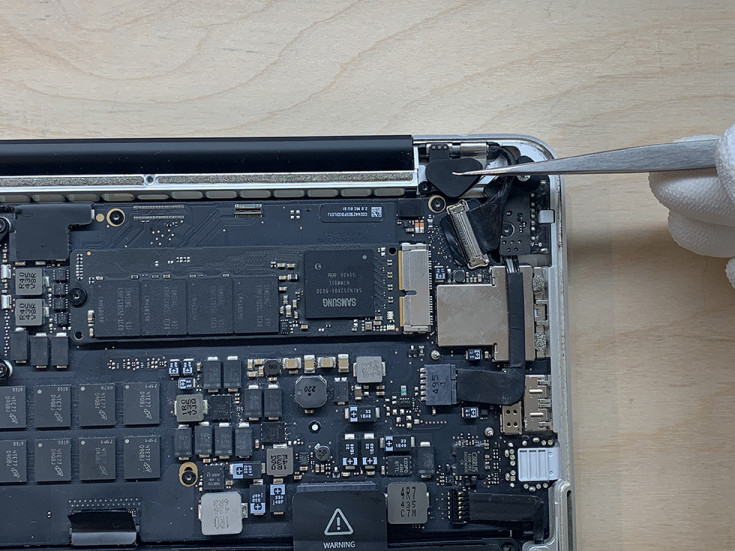 Устанавливаем силиконовую заглушку на винты пластикового держателя в MacBook Pro Retina 2014