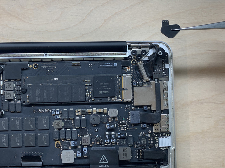 Устанавливаем силиконовую заглушку на винты пластикового держателя в MacBook Pro Retina 2014