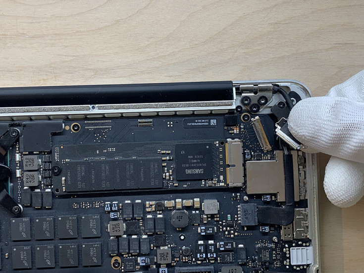 Вставляем шлейф матрицы в MacBook Pro Retina 2014