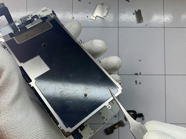 Снимаем теплоотводящую пластину дисплея iPhone 6s