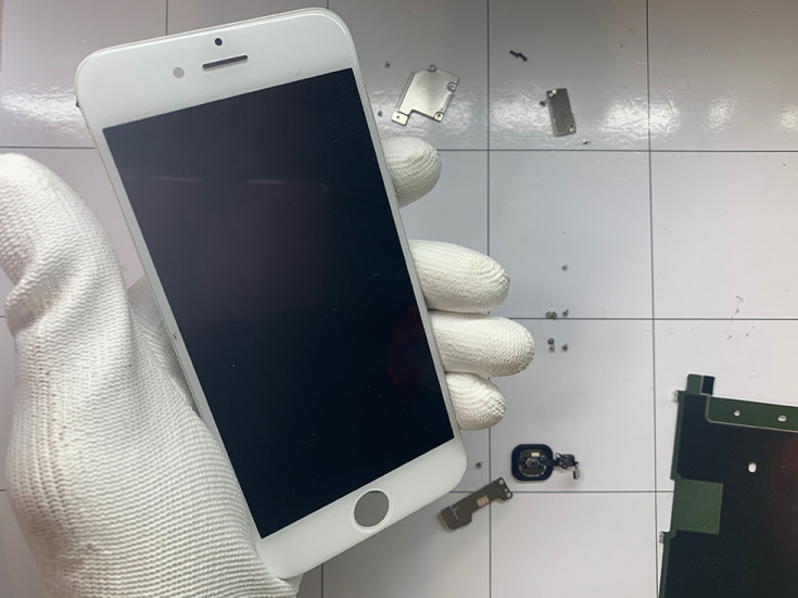 Устанавливаем теплоотводящую пластину в дисплей iPhone 6s