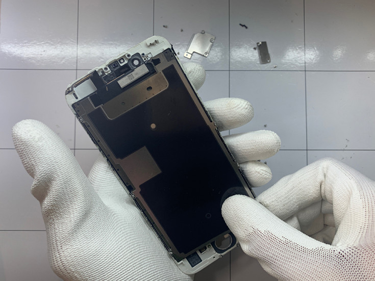 Устанавливаем теплоотводящую пластину в дисплей iPhone 6s