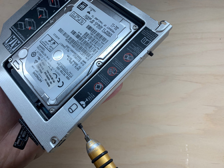 Вставляем жесткий диск в салазки OptiBay в MacBook Pro