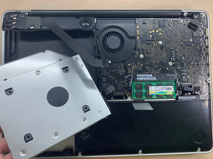 Устанавливаем жесткий диск в MacBook Pro