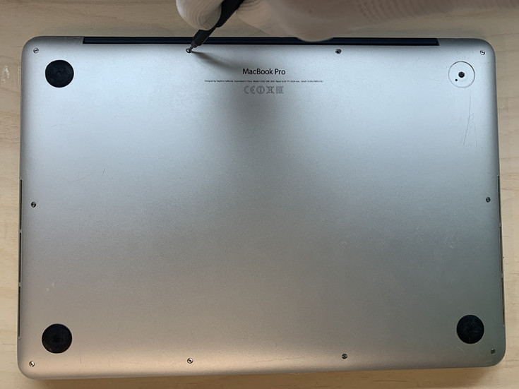 Закручиваем винты задней крышки MacBook Pro Retina 2014