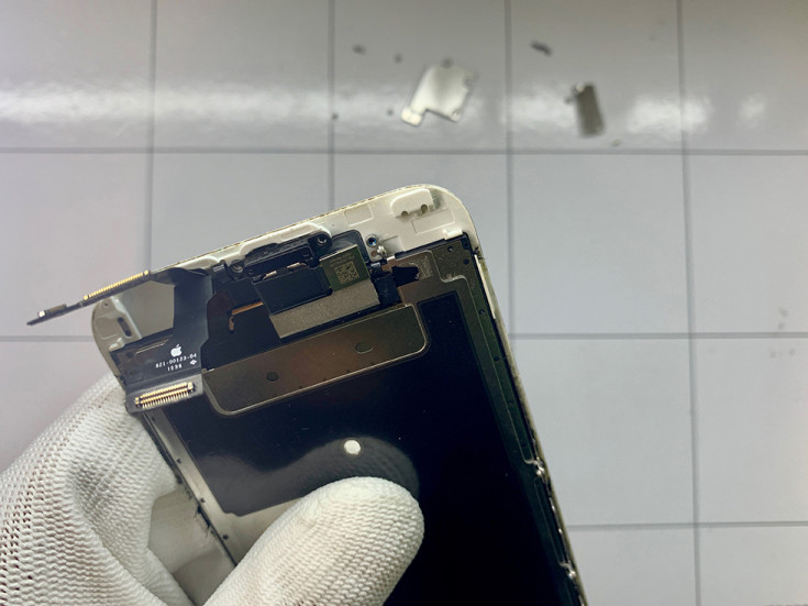 Подключаем фронтальную камеру, динамик и их защитную пластину в iPhone 6s
