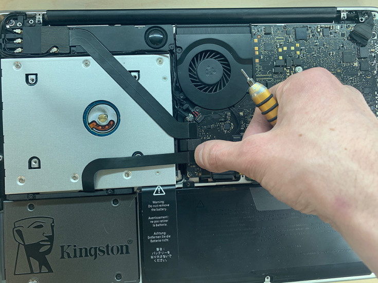 Подключаем шлейф жесткого диска в MacBook Pro