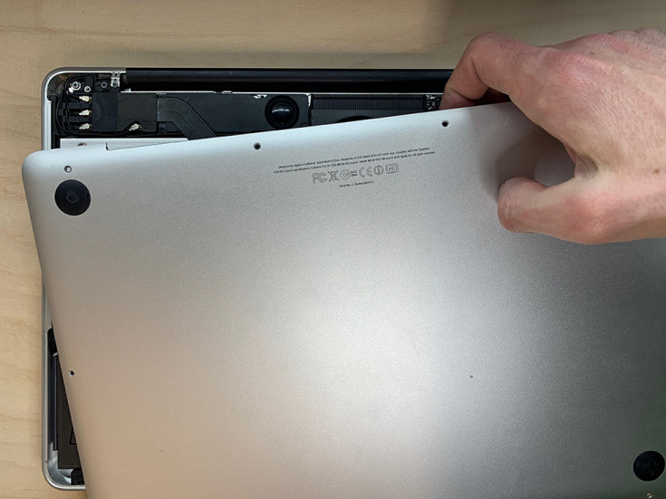 Снимаем крышку на MacBook Pro для замены жесткого диска на SSD 