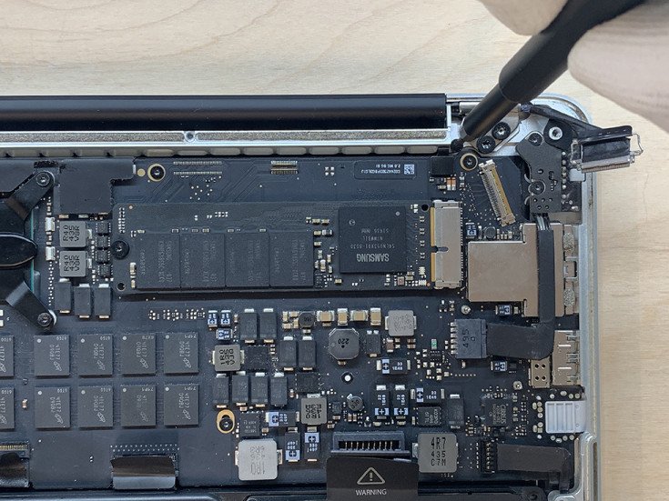 Откручиваем винты пластикового держателя MacBook Pro Retina 2014