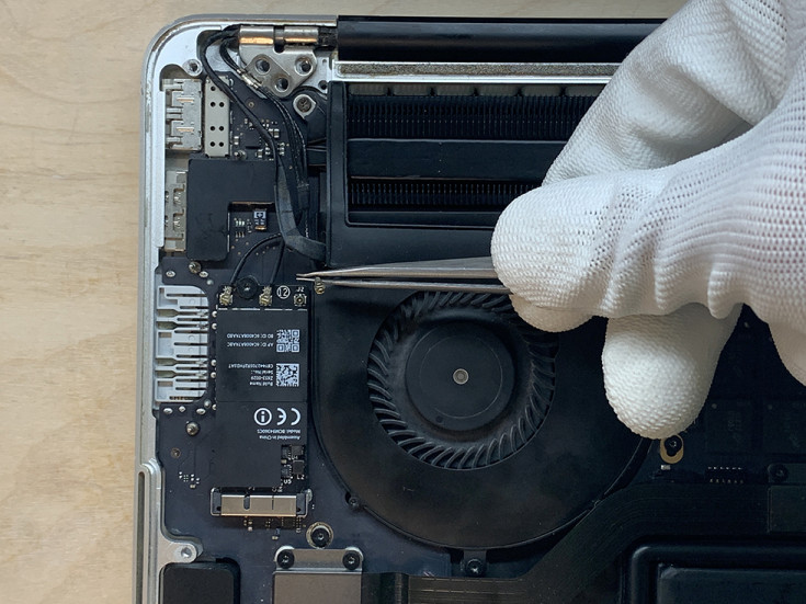 Отключаем три коннектора антенны MacBook Pro Retina 2014