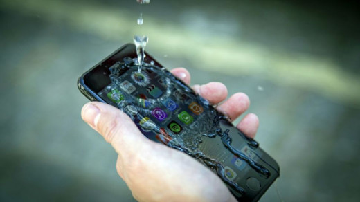 Apple могут принудить к выпуску iPhone со сменными аккумуляторами
