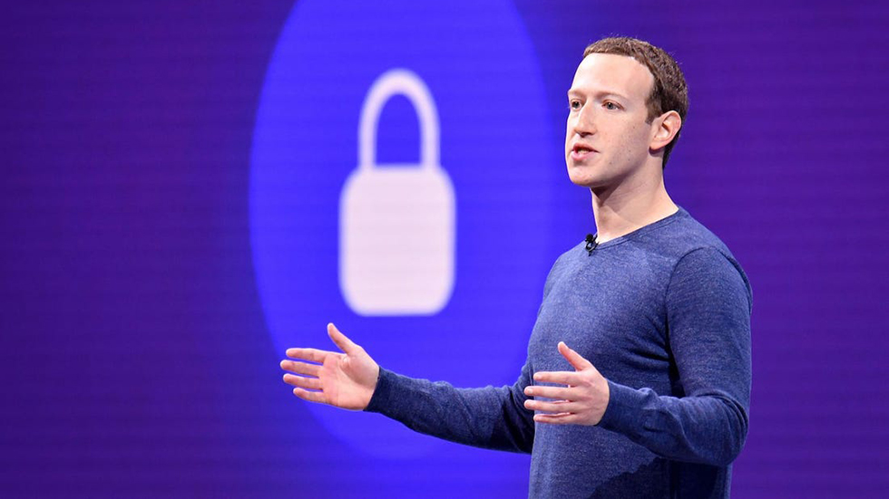 Цукерберг призвал Facebook «причинить боль» Apple