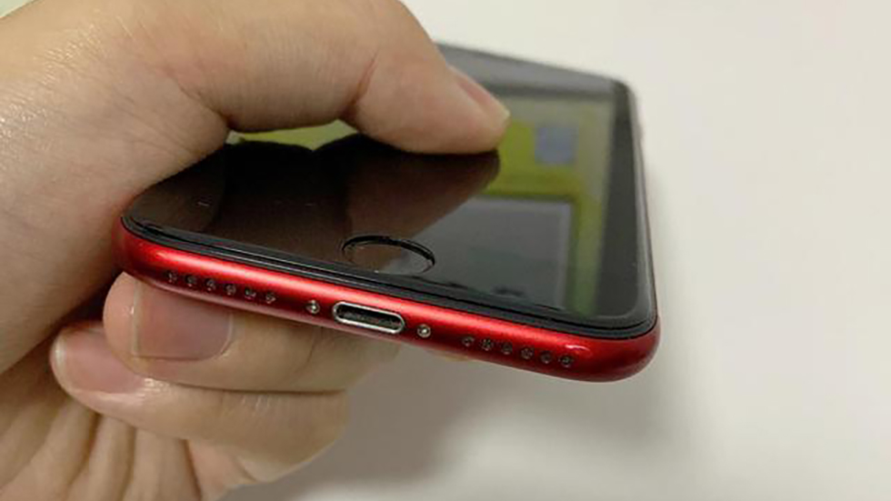Красный iPhone SE 2 с черным передом показался на фото