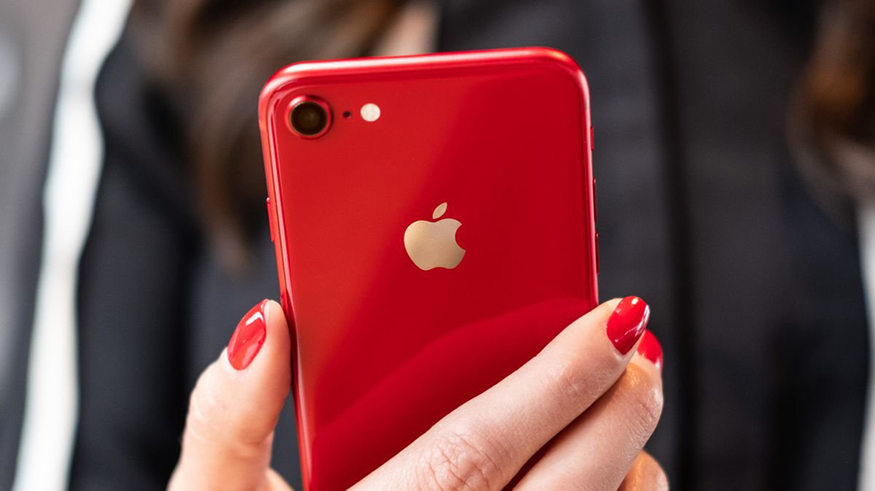 Красный iPhone SE 2 с черным передом показался на фото