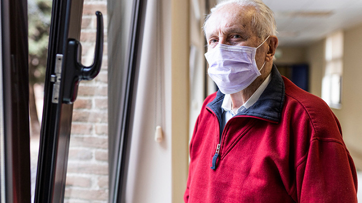 Москвичей старше 65 лет и хронических больных обязали сидеть дома из-за коронавируса