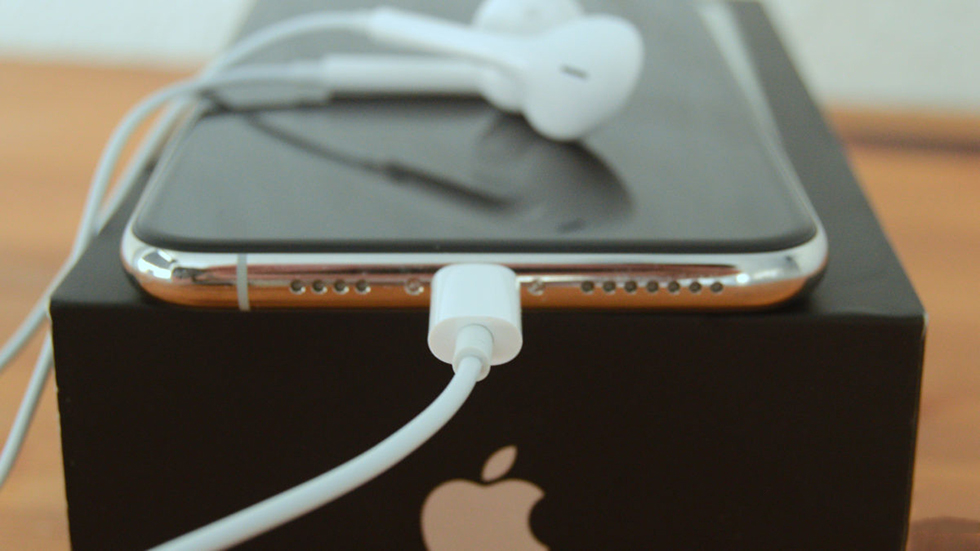 iPhone 12 могут лишить проводных наушников для повышения продаж AirPods