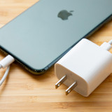 Так ли нужна зарядка в комплекте для iPhone? Apple проводит опрос