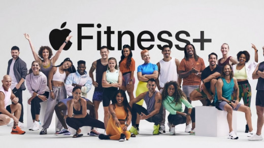 Спортсмены на фоне логотипа Apple Fitness+