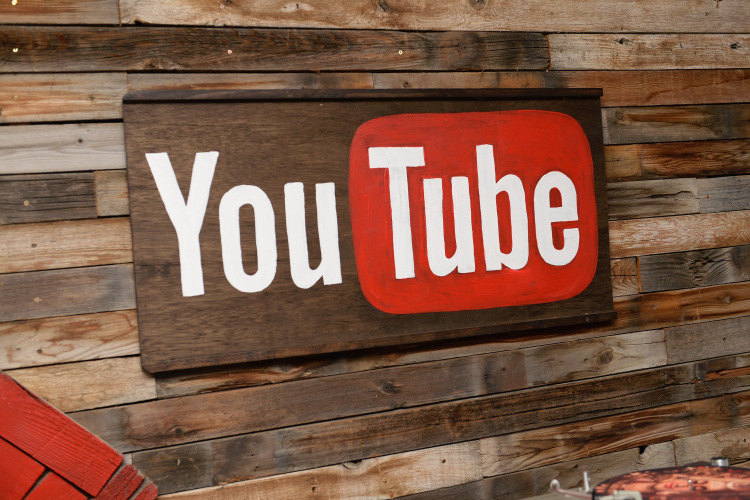 Логотип YouTube на деревянной стене