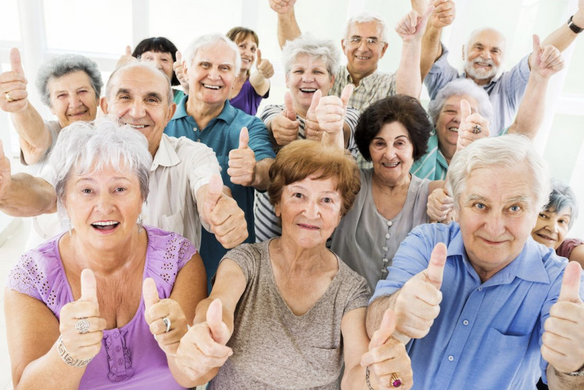 Группа счастливых пожилых людей