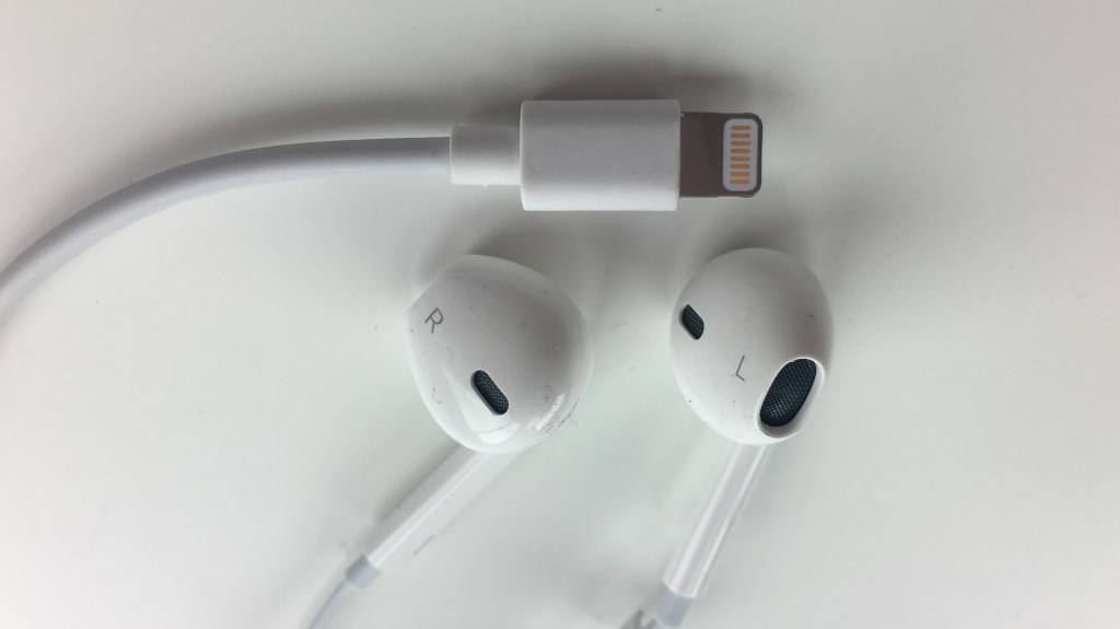 Во Франции iPhone 12 будет продаваться с EarPods и Lightning