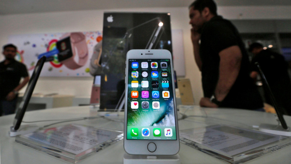 Сборщики iPhone в Индии требовали зарплату, но ее не выдали — работники забрали деньги Айфонами