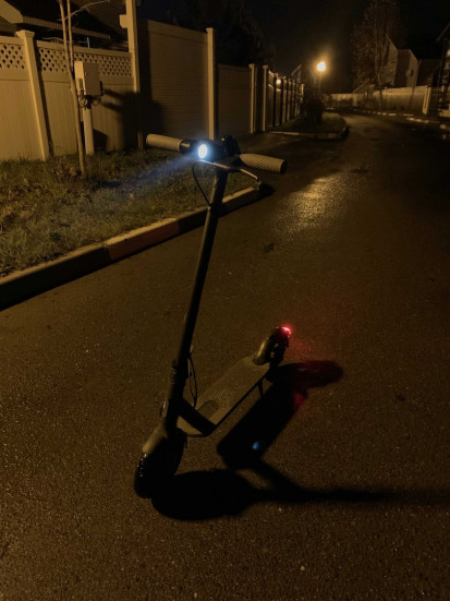Mi Electric Scooter 1S с включёнными огнями