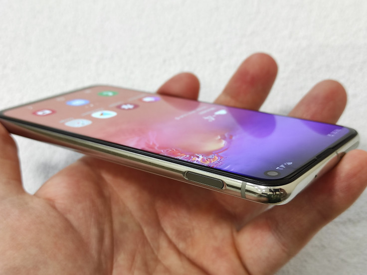 Обзор Samsung Galaxy S10e: стоит ли покупать в 2021? Сильно он хуже обычного S10?