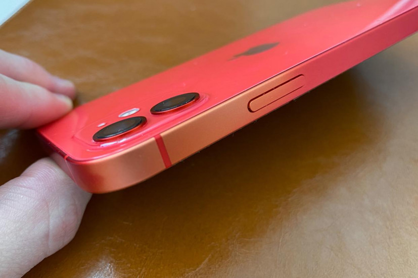 У некоторых iPhone 12 выцветает краска на корпусе