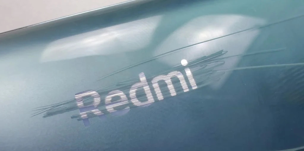 Посмотрите, как Redmi Note 10 царапают, погружают в воду, роняют и гнут