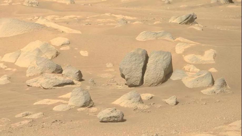 Марсоход Perseverance обнаружил несколько загадочных камней
