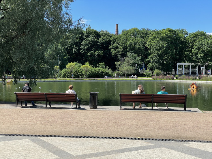 Скамейки в парке Дубки, Москва