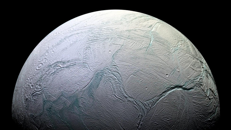 Возле Сатурна могут жить инопланетяне — на спутнике планеты обнаружены признаки жизни