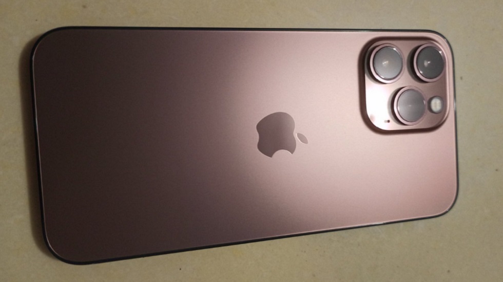 iPhone 13 Pro впервые на живом фото — образец розового цвета