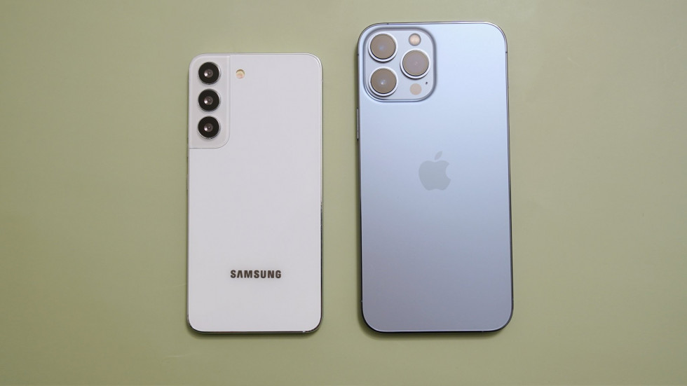 Базовый Samsung Galaxy S22 сравнили с топовым iPhone 13 Pro Max на живых фото