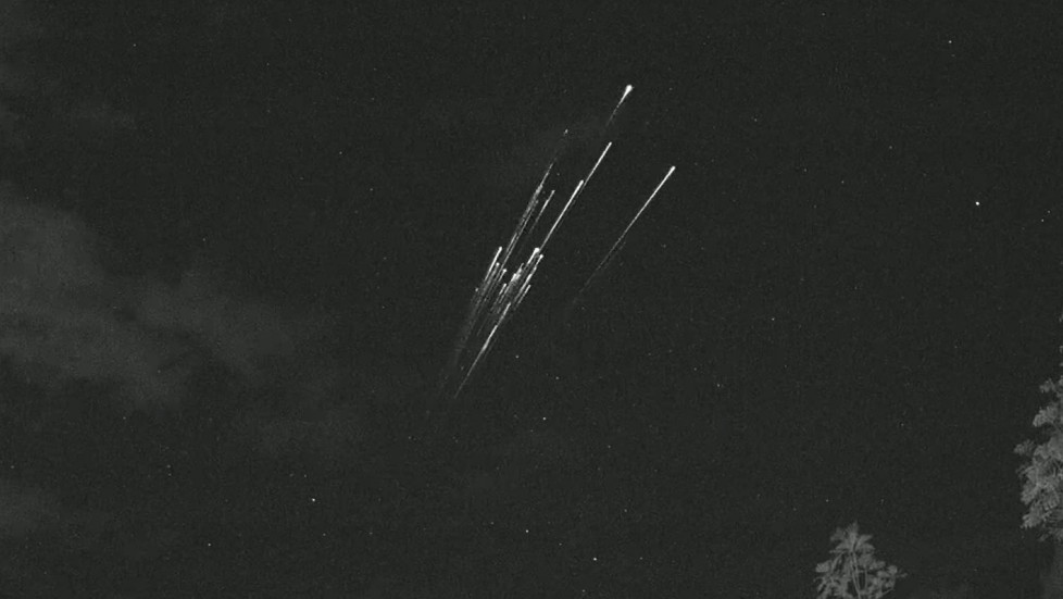 Видео дня: «гибель» спутников Starlink запечатлели на видео — роскошный фейерверк от Илона Маска