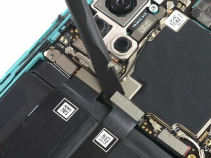 Отсоединяем шлейф, закрывающий аккумуляторную батарею смартфона OnePlus 8T