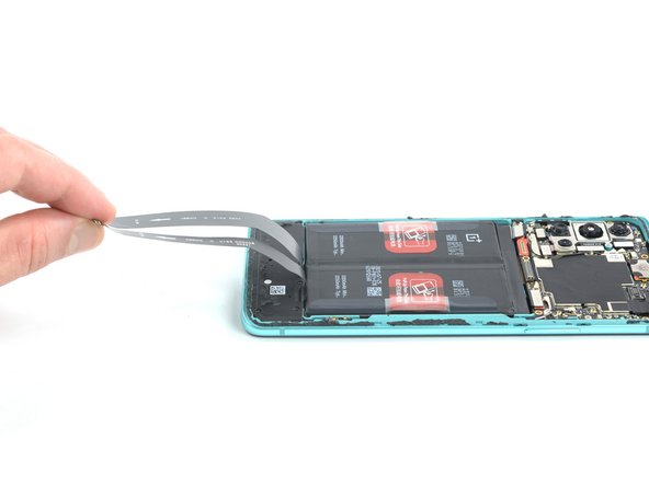 Согните два шлейфа по направлению к нижней части смартфона OnePlus 8T