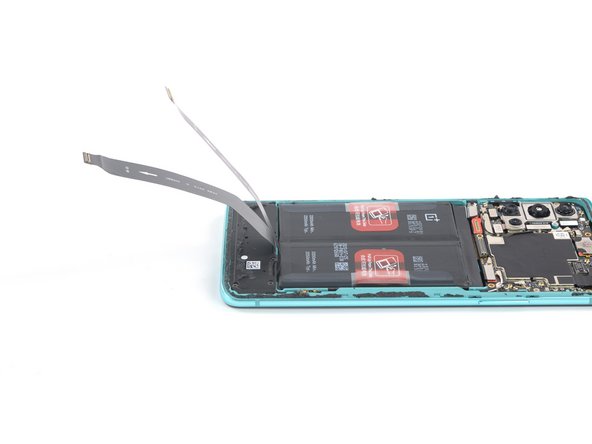 Согните два шлейфа по направлению к нижней части смартфона, чтобы они не мешали аккумулятору OnePlus 8T
