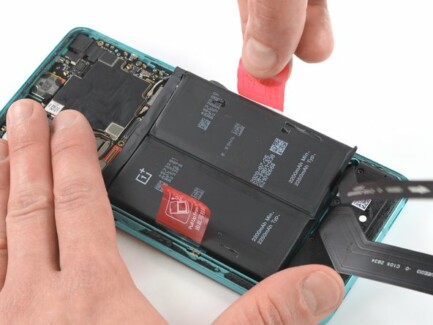 Достаем аккумулятор OnePlus 8T из смартфона