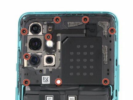 С помощью отвертки открутите девять винтов длиной 3,8 мм, держащих крышку материнской платы смартфона OnePlus 8T.
