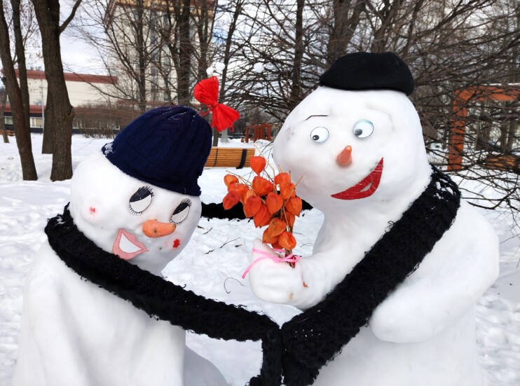 Влюбленная парочка — снеговики от Тани Точилиной. Фото сделано на HONOR X9a