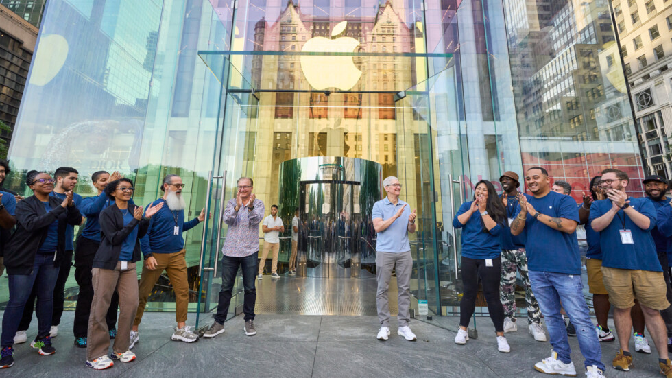 Старт продаж Айфона 15 в США в Нью-Йорке. Apple Store на 5 Авеню