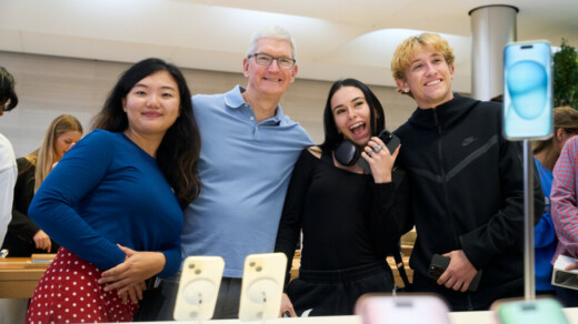 Тим Кук и команда Apple в день начала продаж iPhone 15 в Apple Store в Нью-Йорке на 5 Авеню
