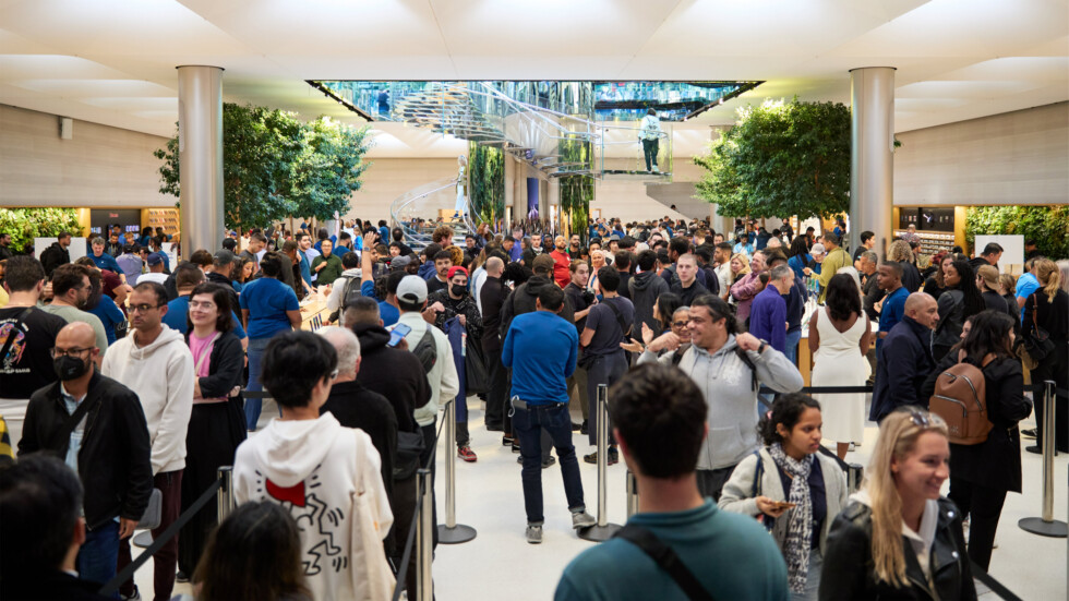 Покупатели ждут открытия Apple Store в Нью-Йорке на старте продаж iPhone 15