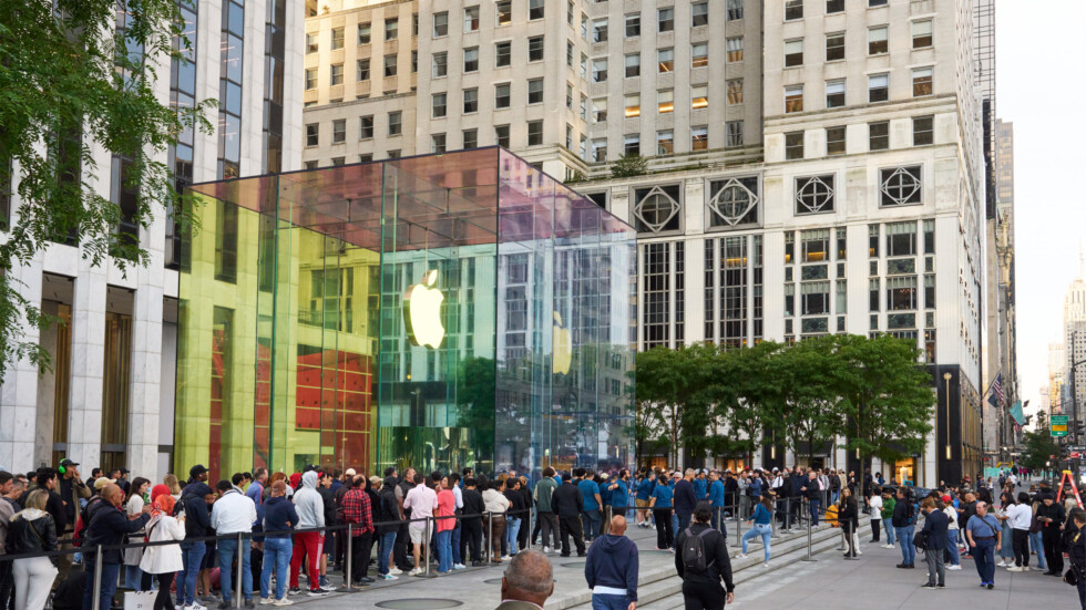 Перед началом продаж iPhone 15 в США. Apple Store в Нью-Йорке на 5й Авеню
