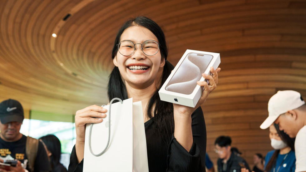 Счастливая покупательница iPhone 15 из Таиланда (магазин Apple Central World)