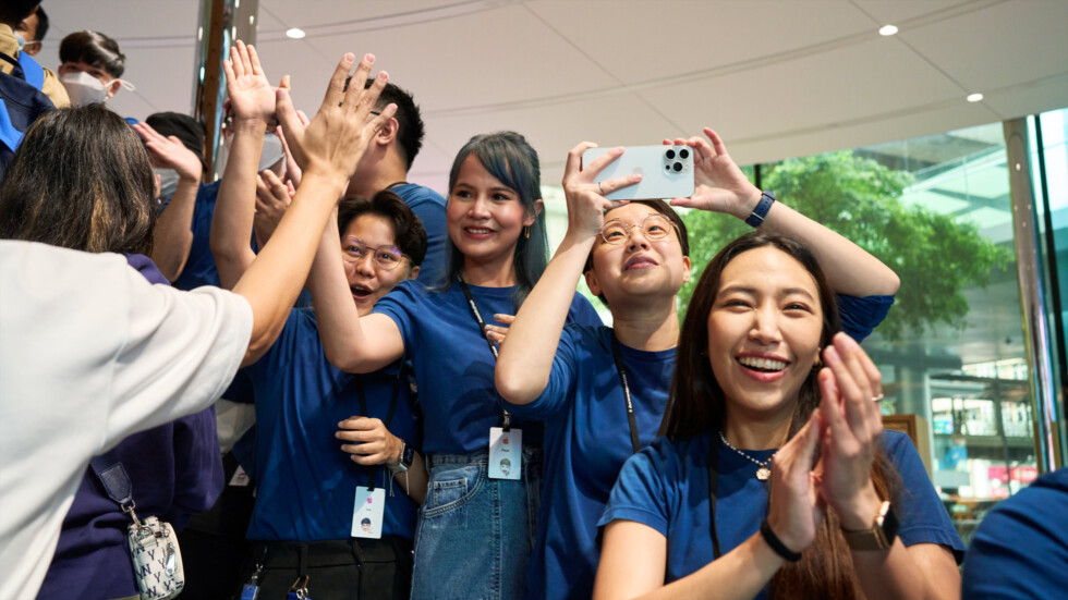Сотрудники Apple Central World приветствуют первых покупателей iPhone 15